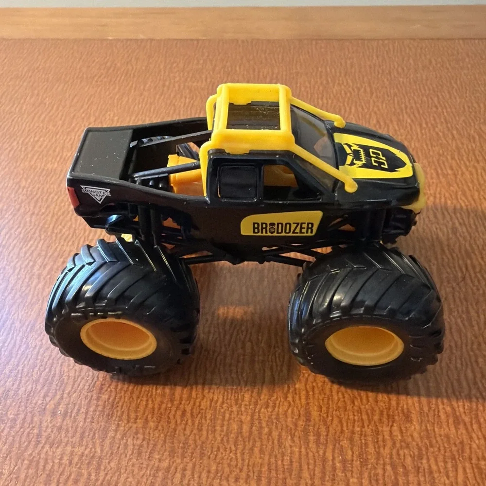 Spin Master Monster Jam INVERSE BRODOZER Truck 1:64